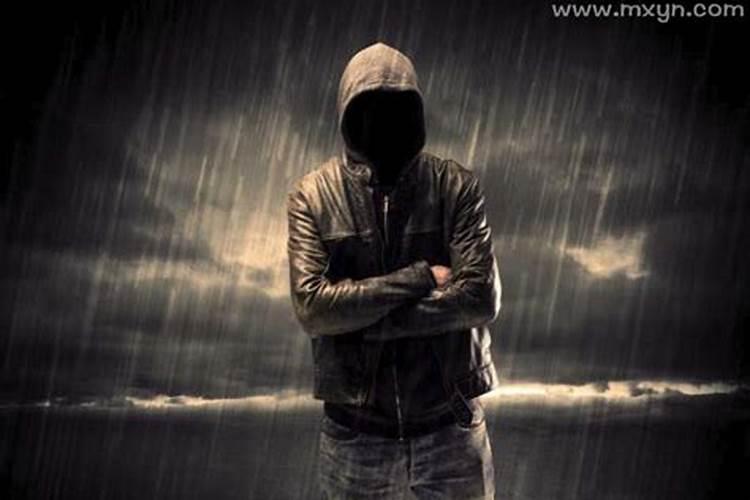 梦见陌生男人亲吻自己是什么意思？