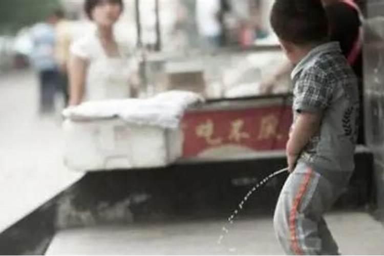 梦见抱小孩拉小便是什么预兆？