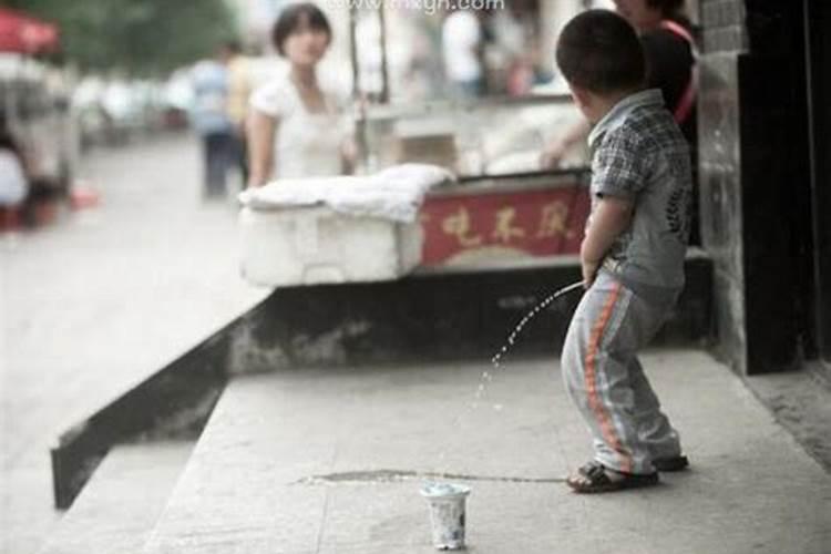 潜意识的启示：解析梦见小男孩撒尿的深层含义
