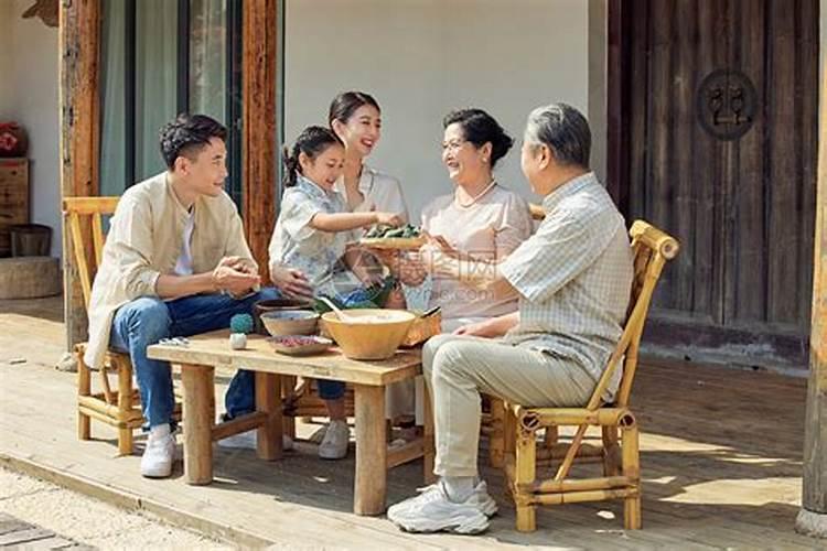 梦境中的温馨团聚：梦见和家人在一起的深层解读