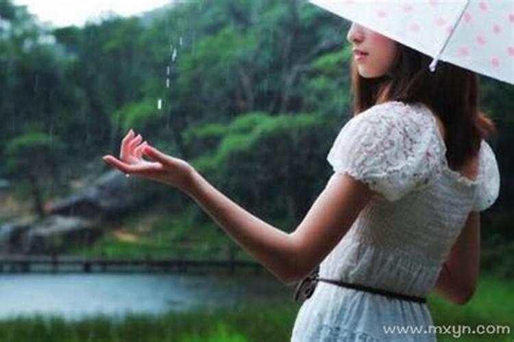 妇女梦见下雨是什么意思？