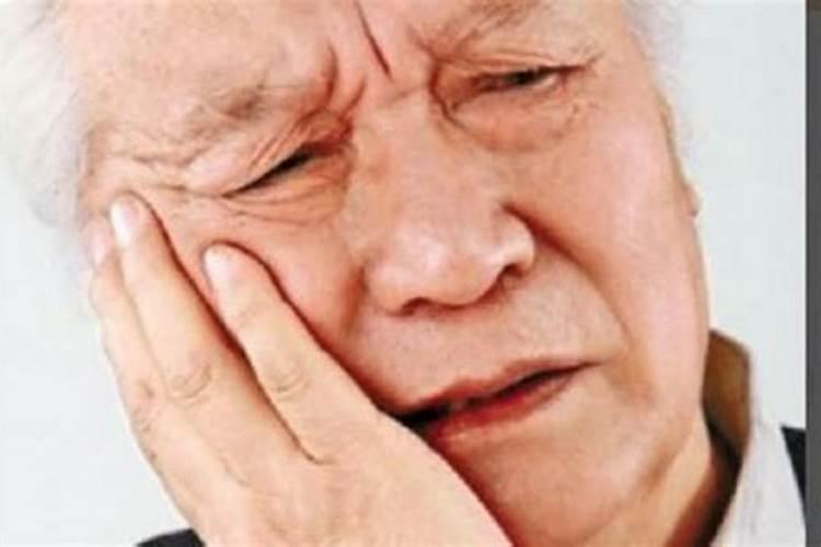 梦的解析：老人牙齿掉落之谜