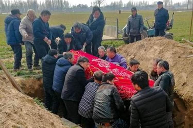 祖坟在别人家的地里,人家现在让迁走怎么办？有没有懂的？