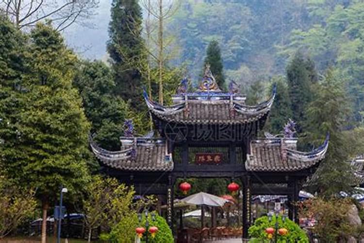 四川青城山和武当山道观里每天的生活各是什么样的？