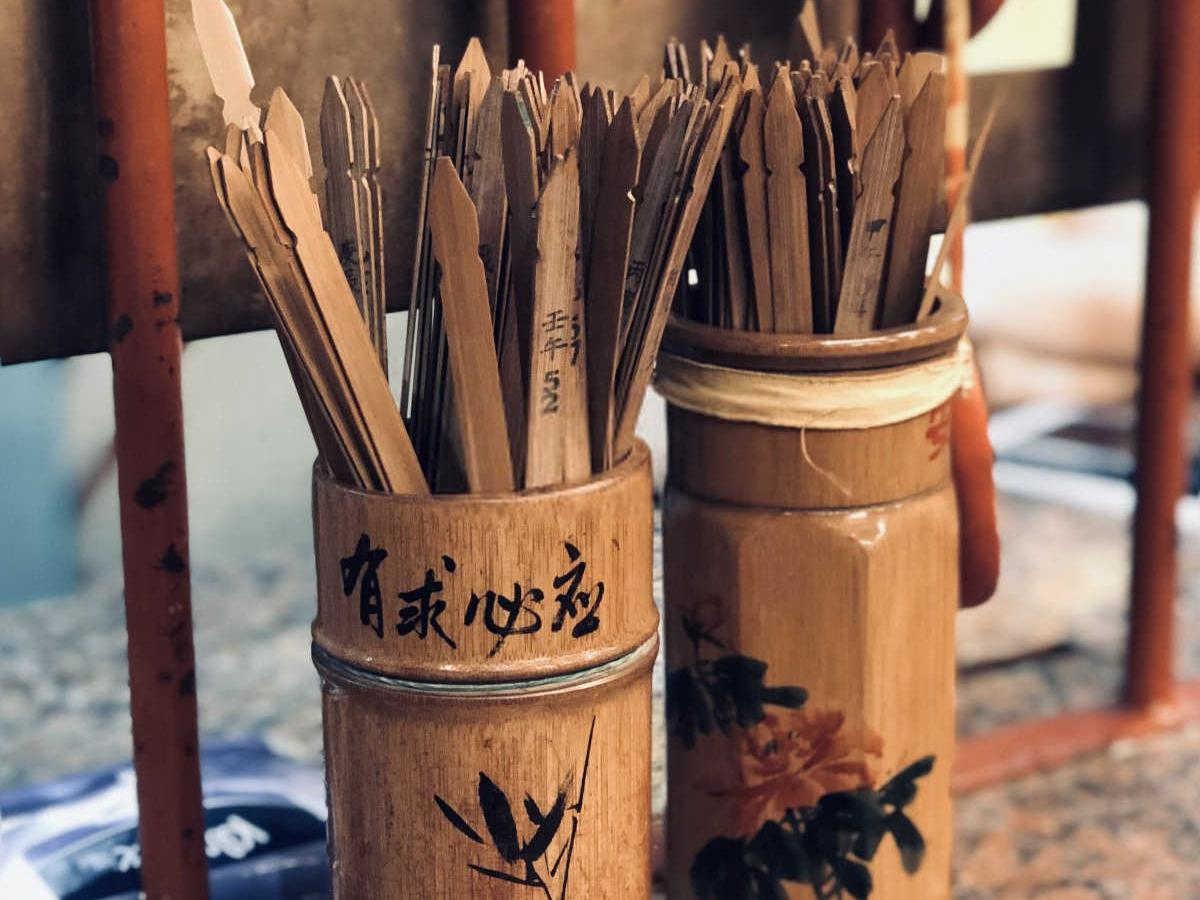 家宅风水秘籍：建房吉凶与环境和谐之道