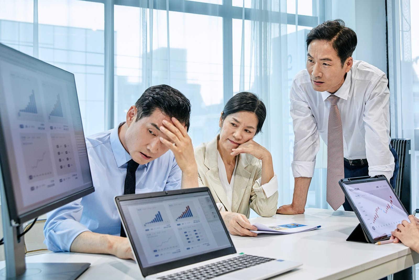 逆境中绽放：命理学视角下的事业挫折与重生