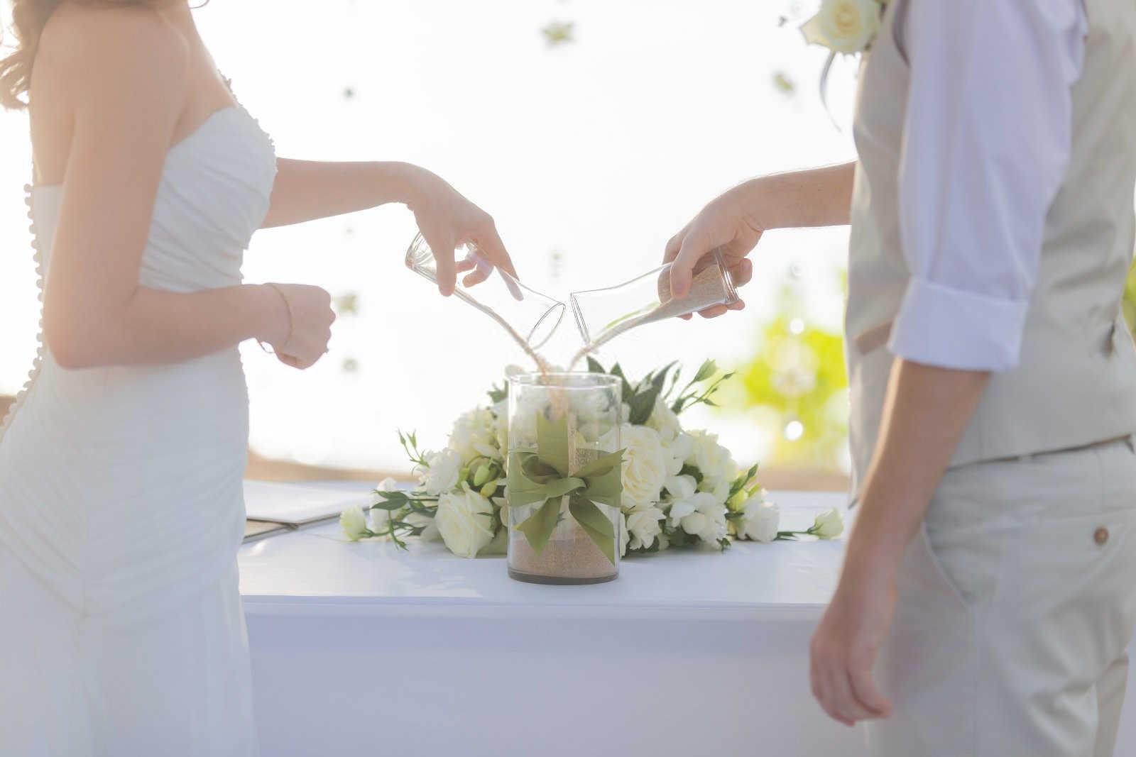 红色婚纱的梦境：解析梦见穿红色婚礼服结婚的含义
